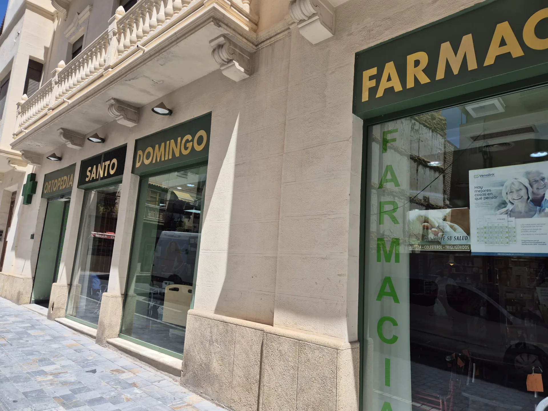 Escaparate de la farmacia desde la calle