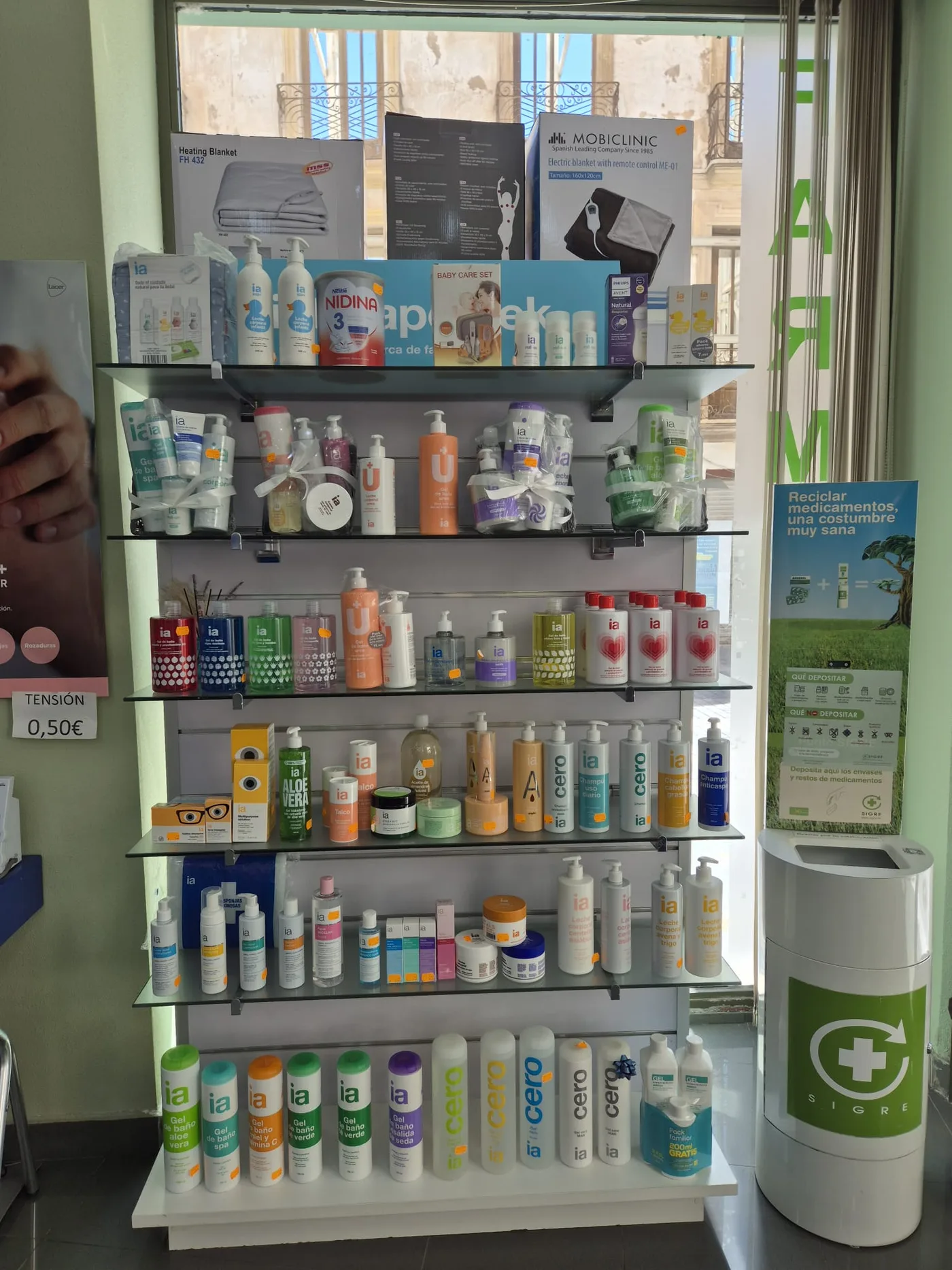Interior farmacia — estantería de productos