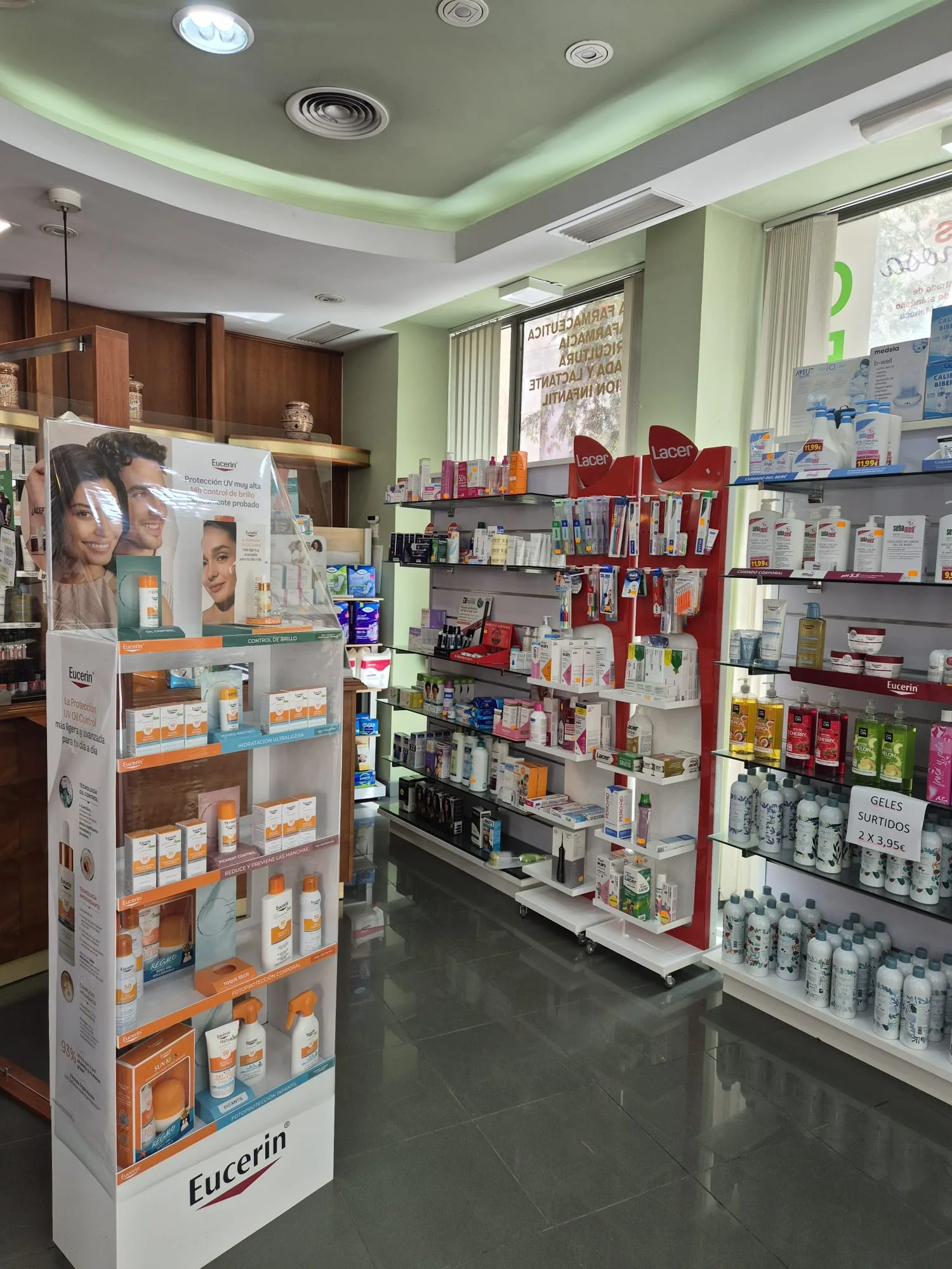Interior de la farmacia, pasillo central