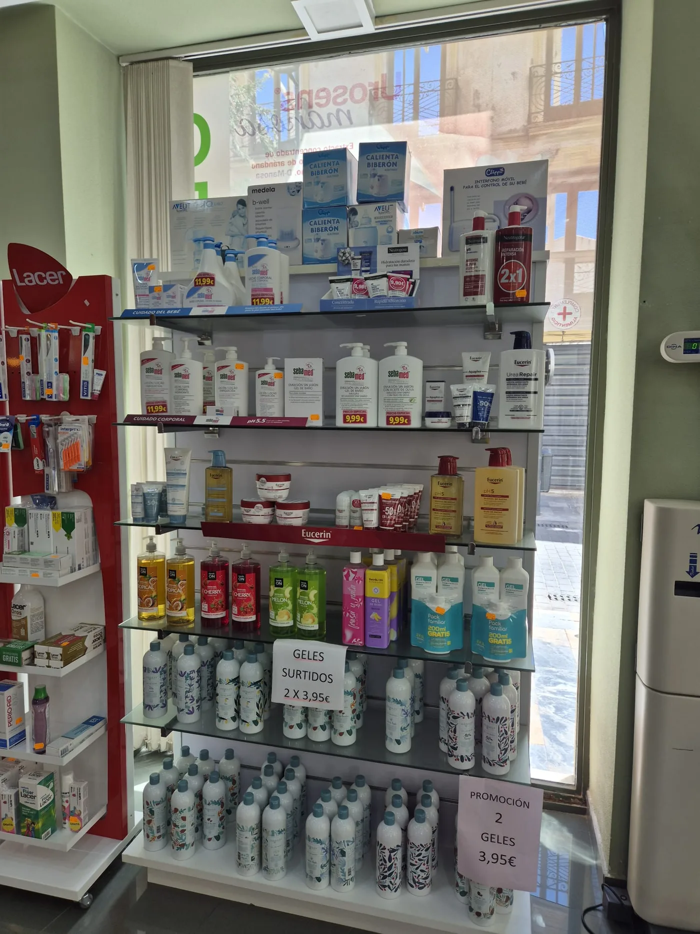 Interior farmacia — zona de productos
