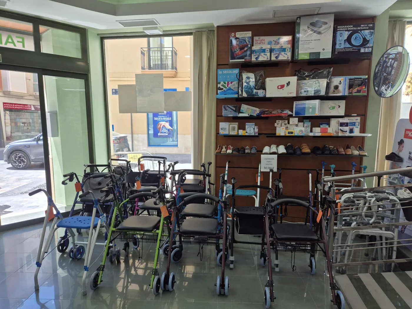Andadores expuestos en la tienda